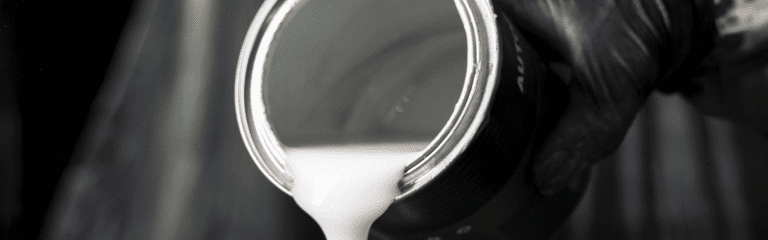 Los adhesivos químicos son sustancias capaces de unir dos o más materiales mediante fuerzas de adhesión y cohesión.