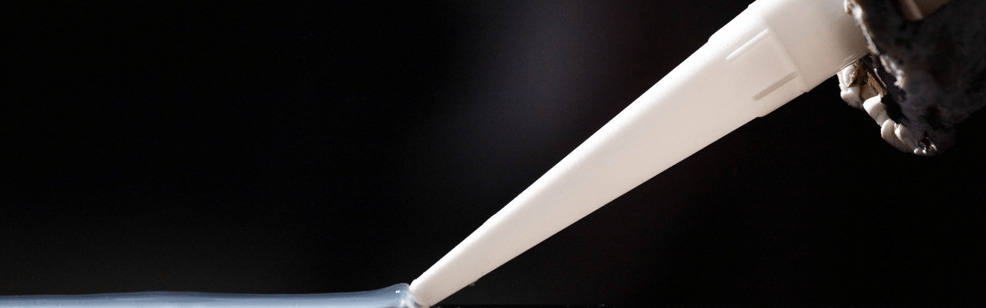 Adhesivos Industriales: La Ingeniería Invisible Detrás de Cada Producto Duradero