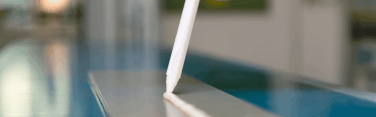 Considera la implementación de adhesivos industriales Chemlok de Parker Lord en tu proceso.