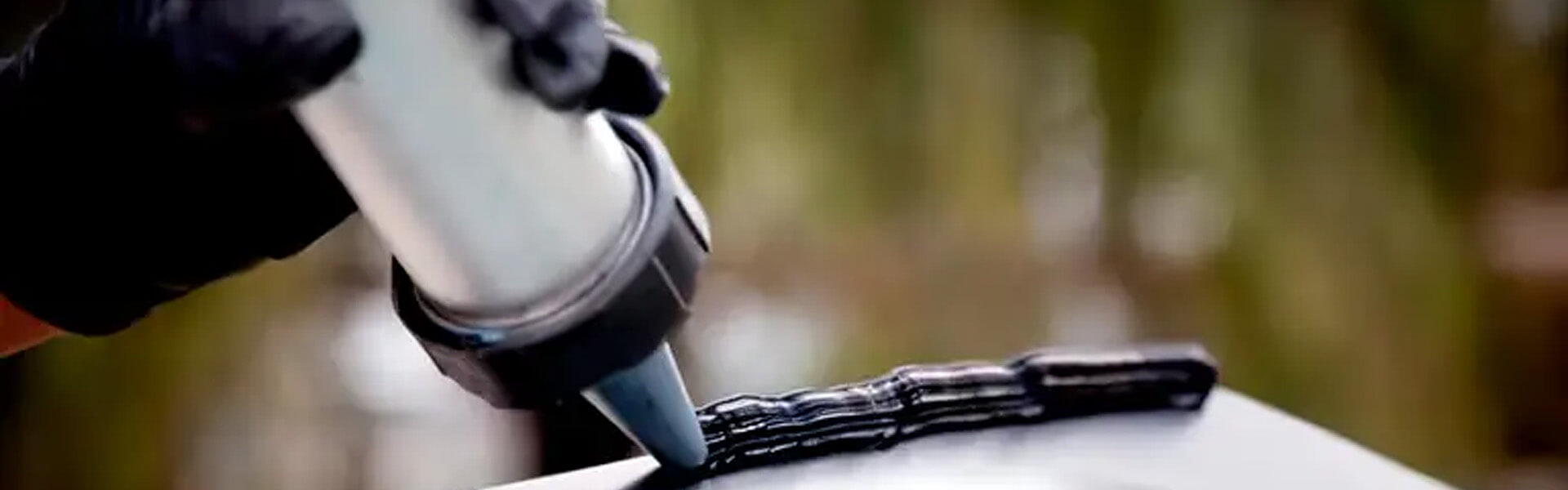 ¿Cuándo Son Necesarios los Adhesivos de Uretano? La Solución Elástica y Resistente para Uniones Dinámicas