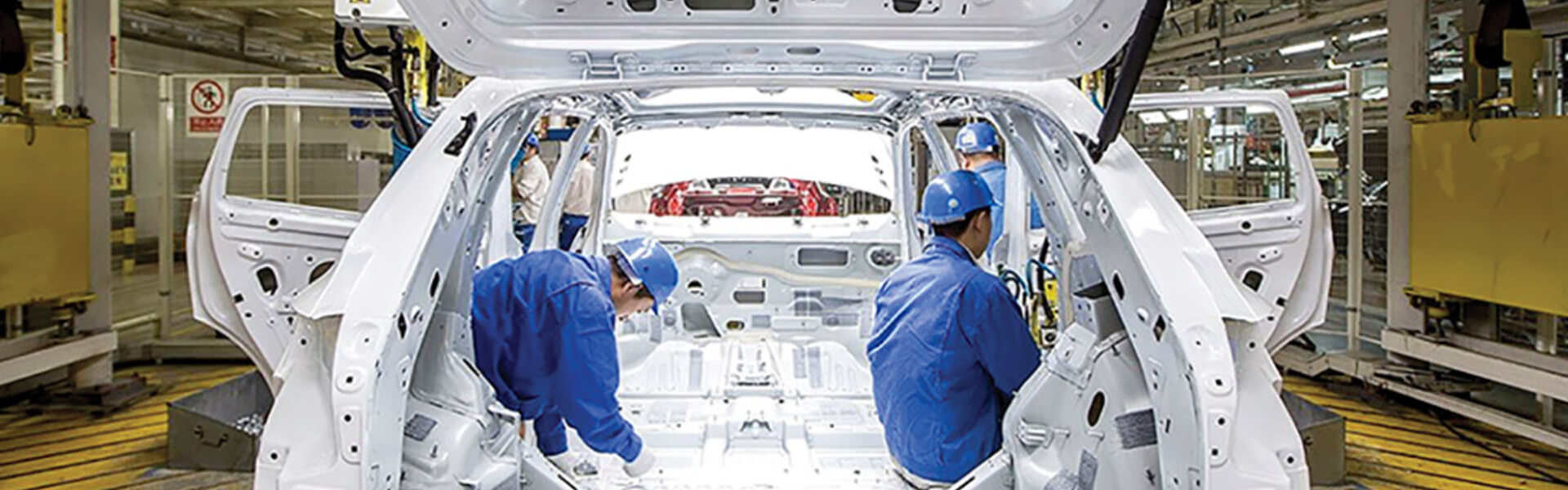 ¿Por qué los Adhesivos Químicos Industriales son El Motor Oculto de la Industria Automotriz?